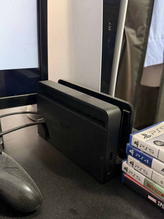 Nintendo Switch OLED + Jocuri & Accesorii – de Vânzare