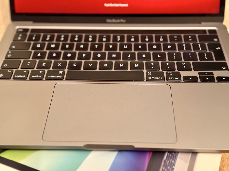 MacBook Pro 13 cu Touch Bar, M1, 8GB, 256GB SSD, Space Grey, Late 2020