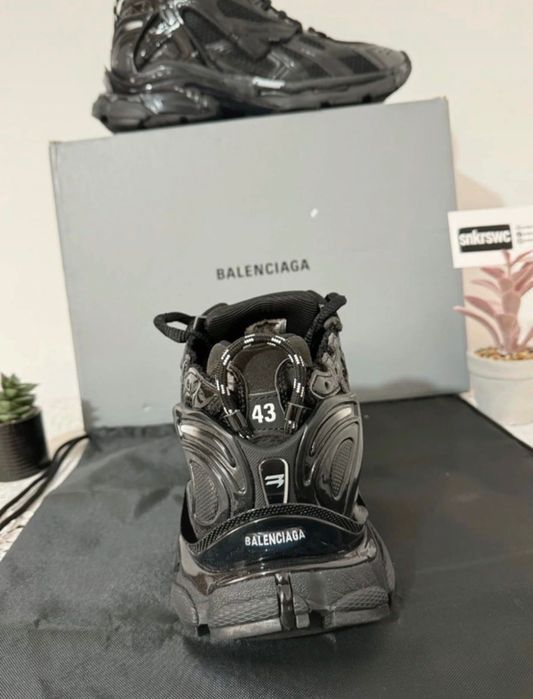 balenciaga runner black