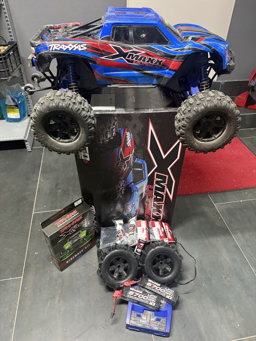 Traxxas X-Maxx Ultimate 8S + 2 LiPo 6700mAh + încărcător dual + roți paddle + WideMaxx
