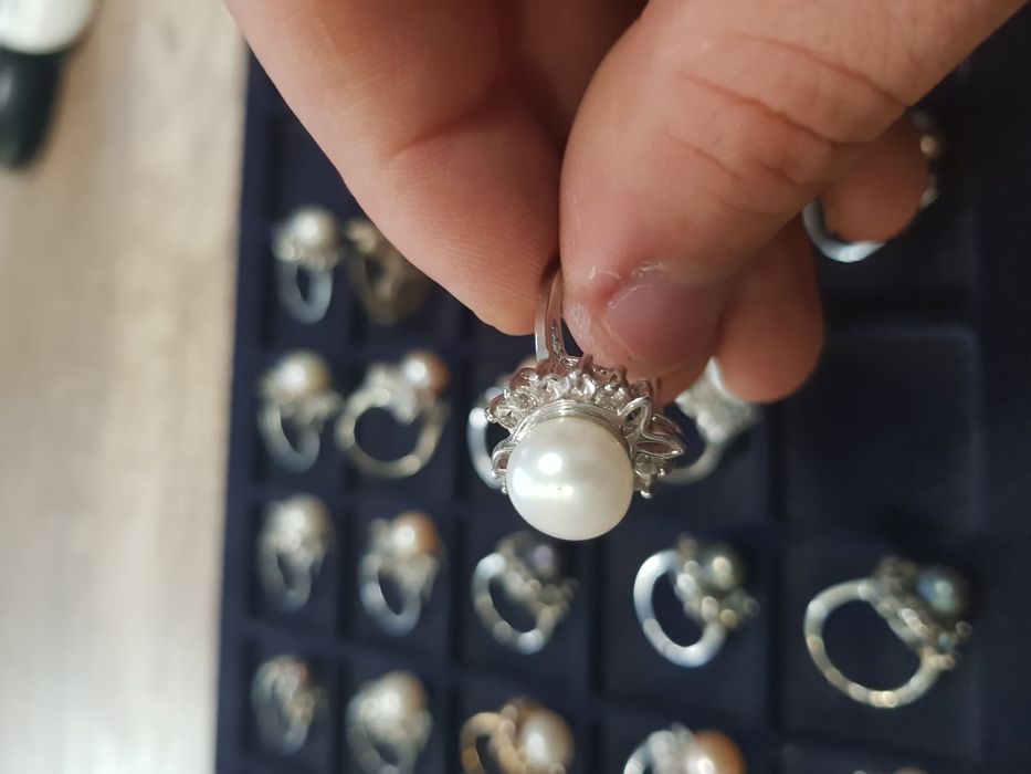 Пръстени със скъпоценни камъни и перли - различни модели