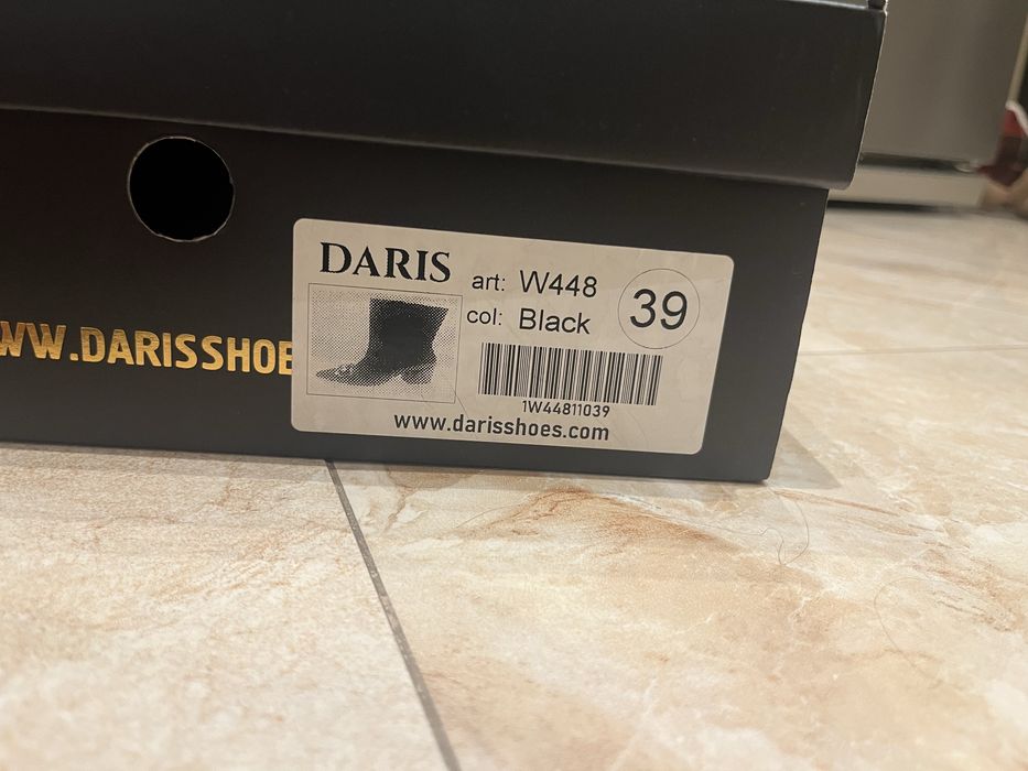 Дамски кожени боти на ток в черно