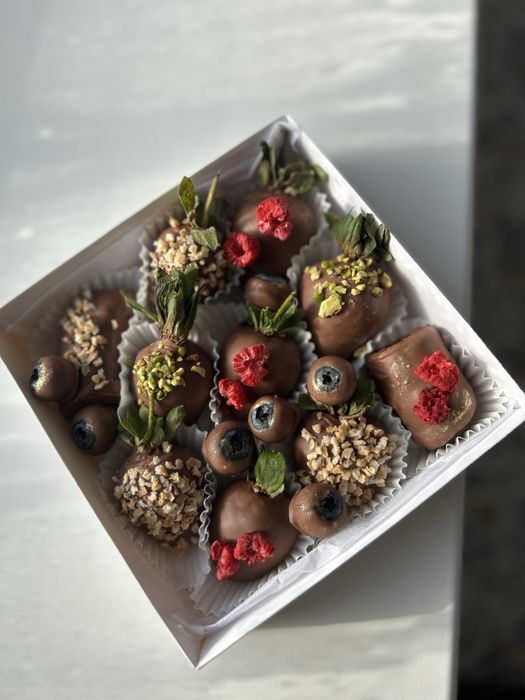 Клубника в шоколаде, финики