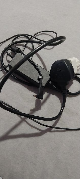 Продава се зарядно -адаптер за лаптоп Aser