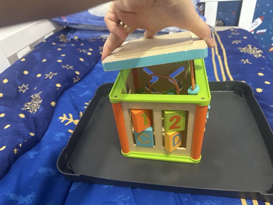 Cub interactiv de lemn