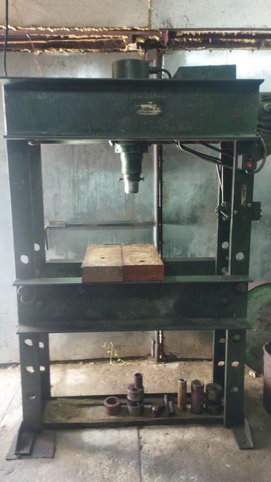 Токарные работы .Услуги гидравлического пресса, токарные,фрезерные.све