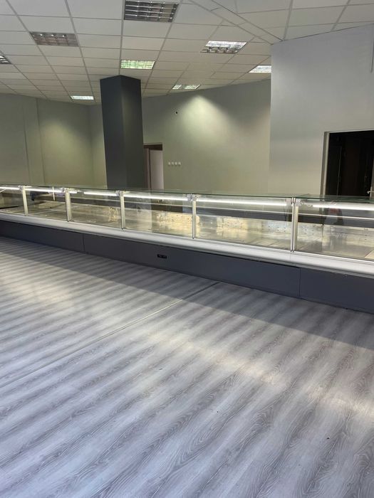 Щандова витрина за месо ,колбаси,сирена с прави стъкла