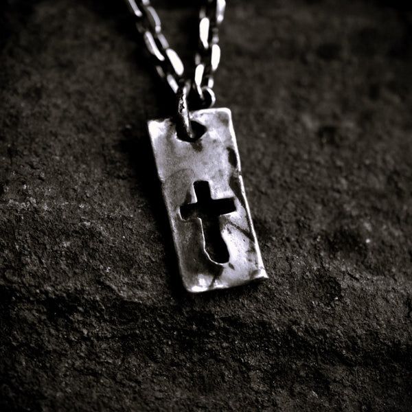 Сребърен медальон 925 Плочка с кръст – мъжко бижу със сила и характер
