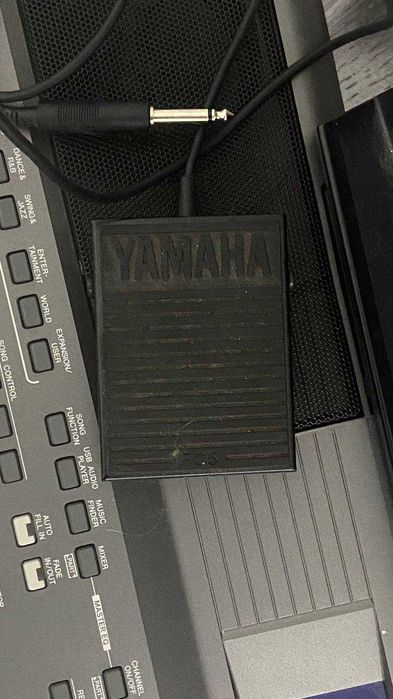 Синтезатор Yamaha PSR-670 с подствкой для нот в комплекте