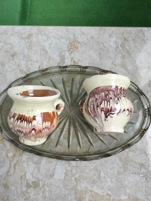 Căni  din ceramică smălțuită, lucrate și pictate manual, specifice ceramicii tradiționale românești, de la Corund.