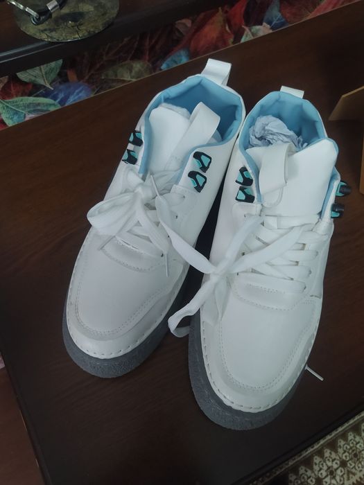 Кроссовки новые. Белые