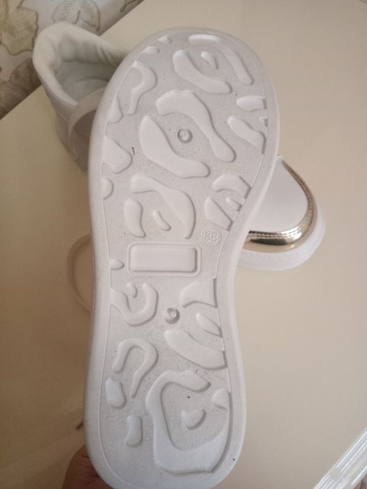 Женские кроссовки