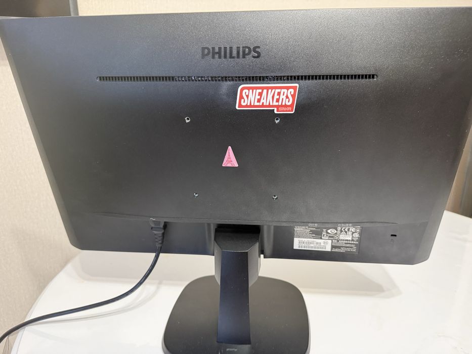 Монитор Phillips 243V7Q