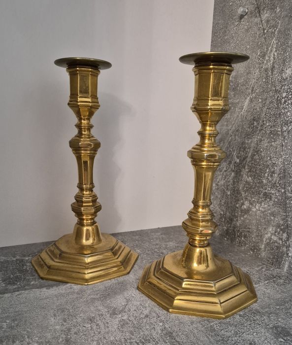 Pereche două sfeșnice vechi din bronz, 22cm, fabricate in Marea Britanie in anii 1970.