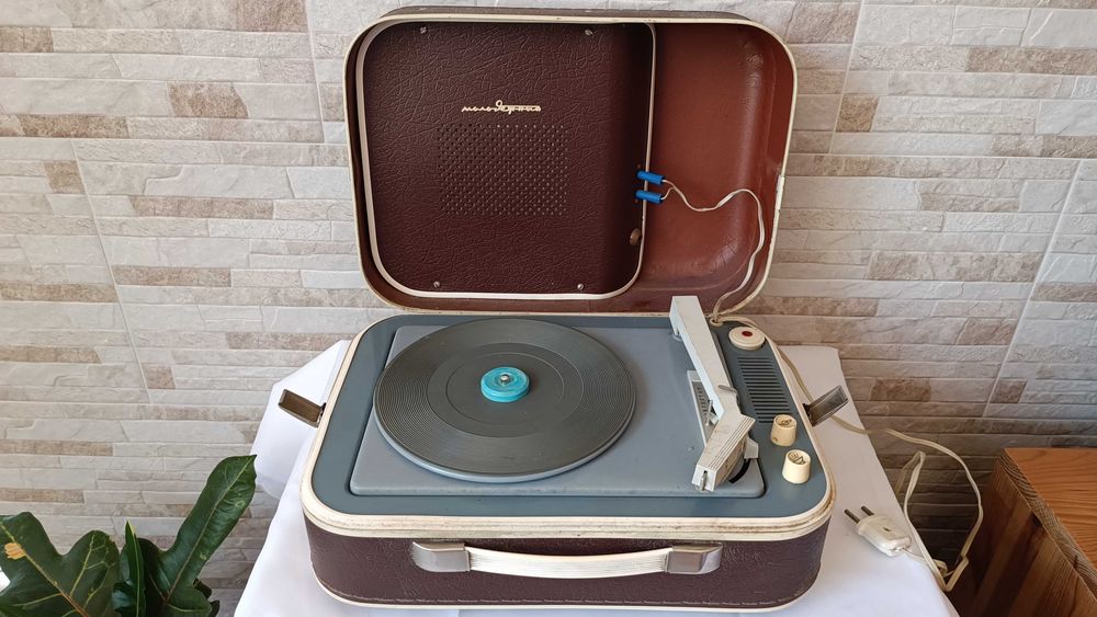 Преносим лампов грамофон - Молодежный - Сделано в СССР - 1950"г.