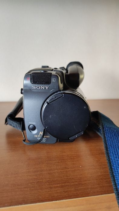 Sony Video Hi8 Handycam CCD-TR805E + Пълен комплект аксесоари (За части/ремонт)