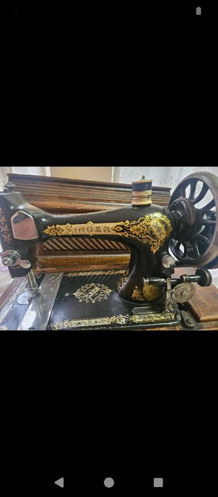 Mașina de cusut manuala antica