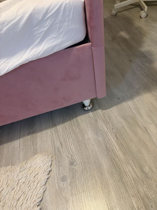 De vinzare un birou cu scaun , doua paturi tapitate cu somiera din metal , saltele, aproape noi, cu posibilitatea de depozitare ridicinduse somiera