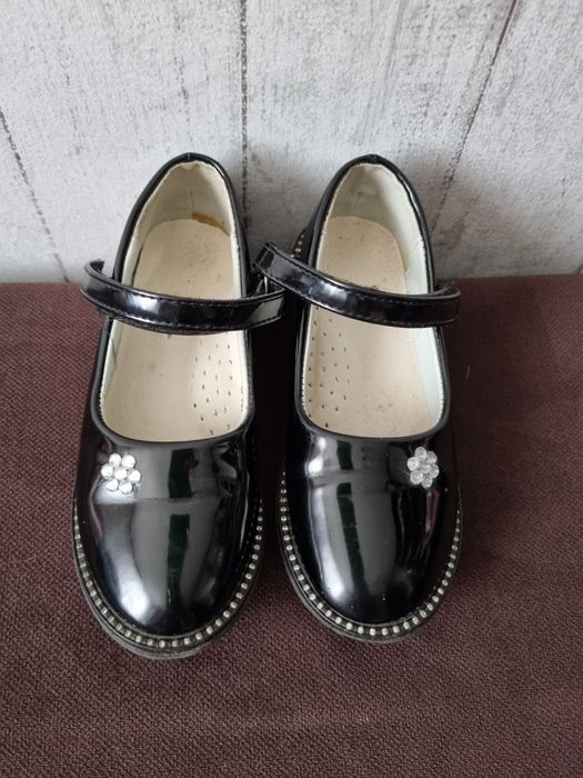 Продам черные туфли на девочку р.26-27