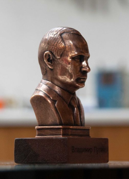 Бюст на Владимир Путин.Медна галванопластика.