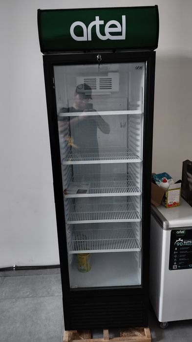 Витринный холодильник Artel
