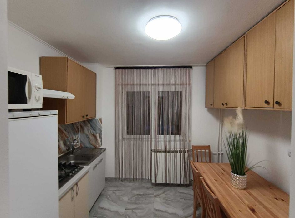 Inchiriez apartament 2 camere, Rogerius, str. Moldovei, etaj 1.