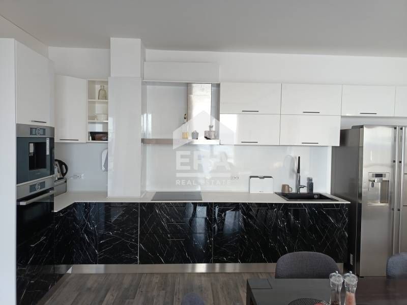 Четиристаен апартамент на морето с уникална гледка от всяка стая