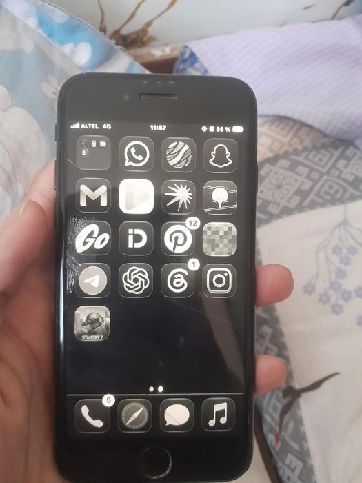 IPhone SE satamn