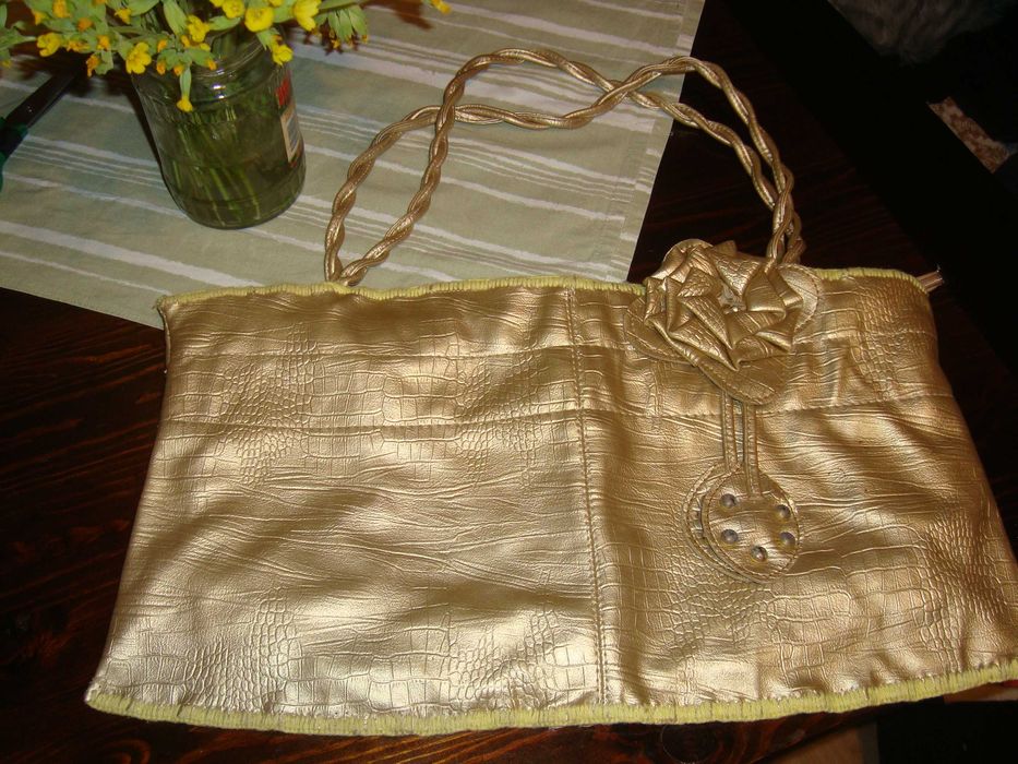 Дамска чанта стилна и елегантна