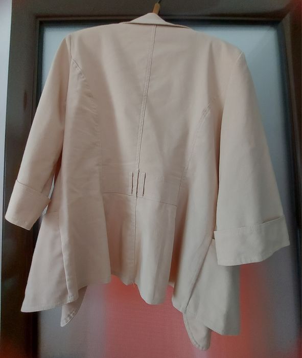 Blazer bej, marimea 42, in stare buna