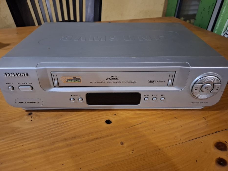 Продавам видео VHS плейър