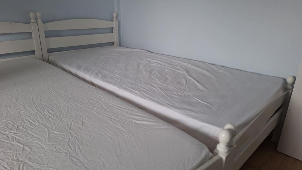 Vand doua paturi de o persoana din lemn