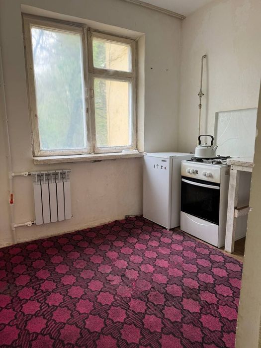 Сотилади 1 хона 2 чи этаж холати уртача мактаб богча бозор якин локаци