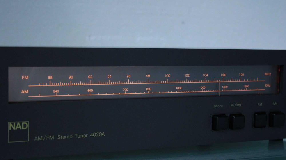 Tuner NAD 4020A.