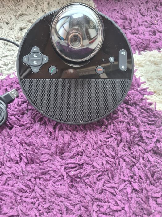 Baza sistemului de videoconferință Logitech BCC950 ConferenceCam include o cameră web Full HD motorizată și un difuzor