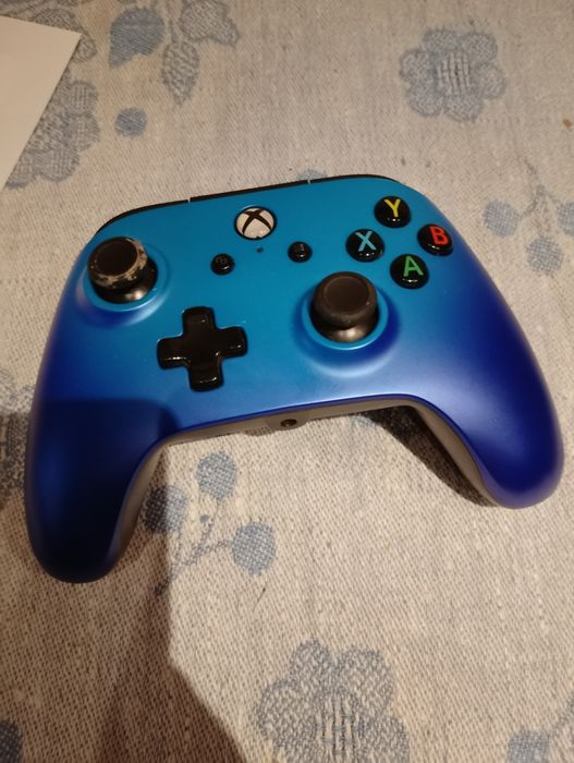 Controllere Xbox noi si folosite