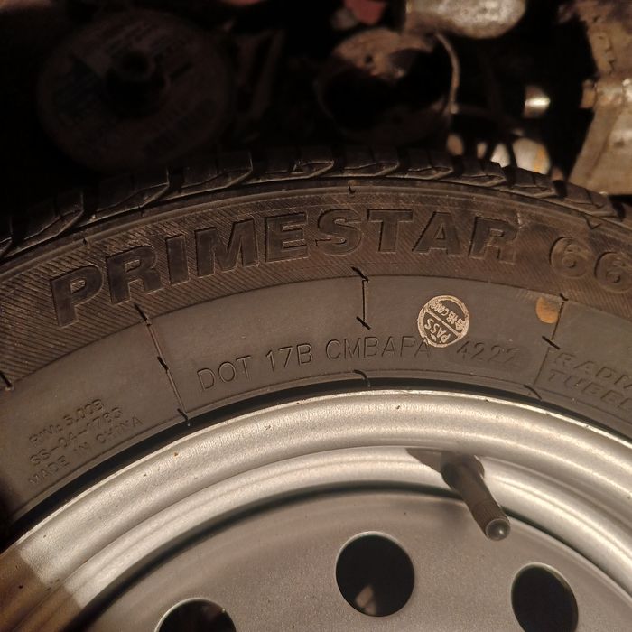 Продам шину с дисками новый