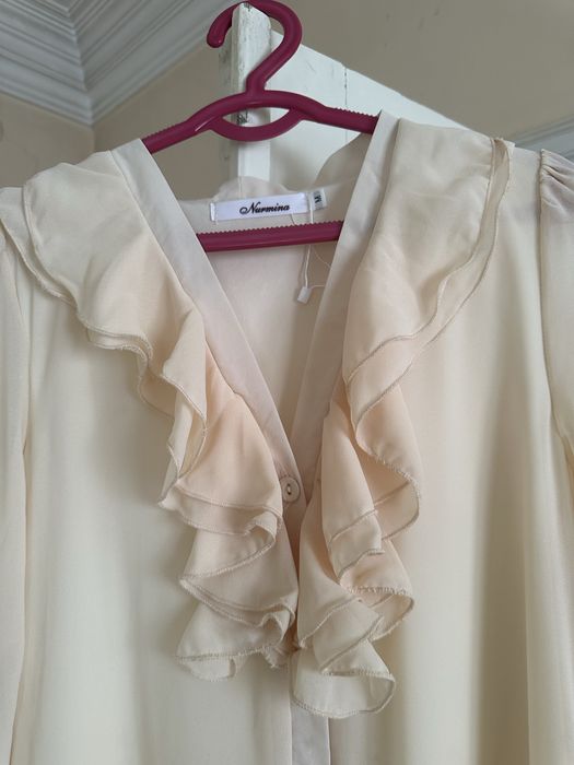 Бежевое платье