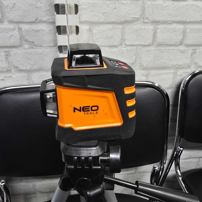 Лазерен нивелир NEO Tools 75-108 с телескопичен статив Einhell