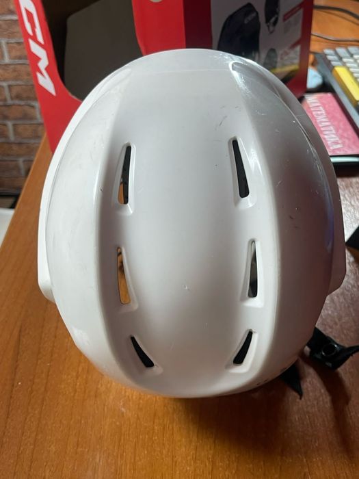 Продам хоккейный шлем