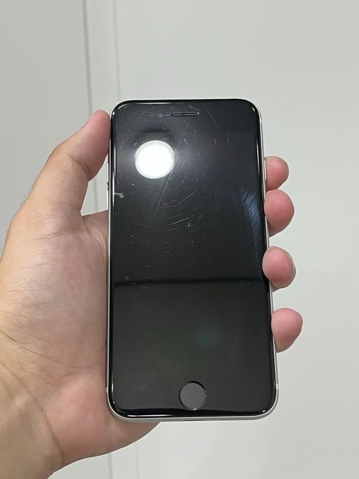 Продам iPhone SE 2020