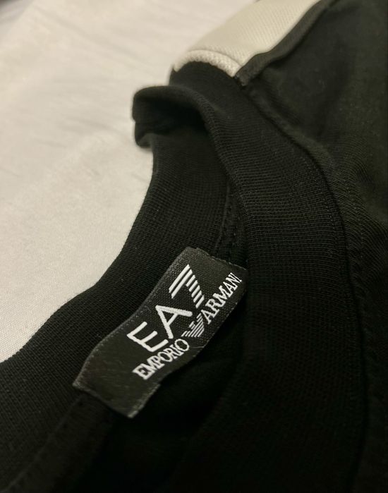 Чисто нова тениска EA7 с метално лого