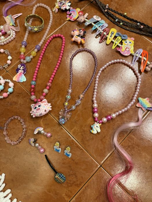 Детские заколки , браслеты , бусики .