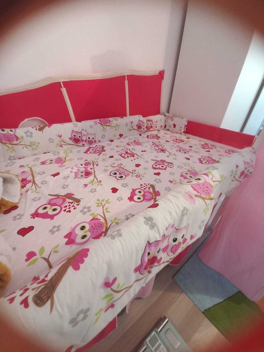 Pat supraetajat cu tobogan pentru copii fericiți