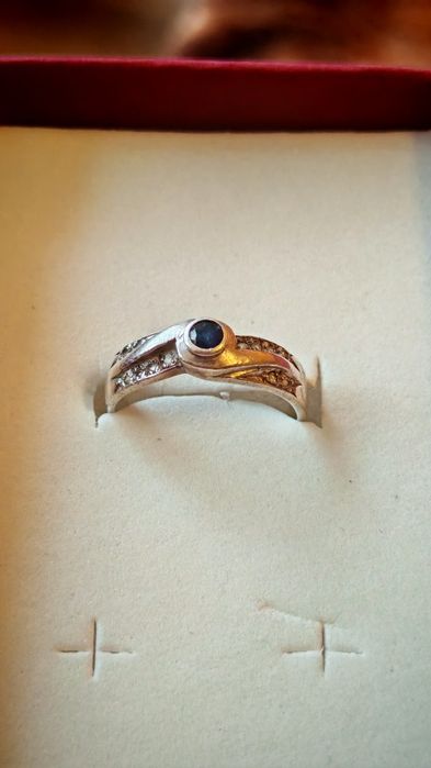 Продавам сребърни пръстени с естествен камък