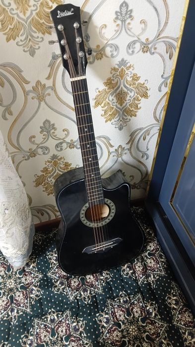 Gitara  sotiladi