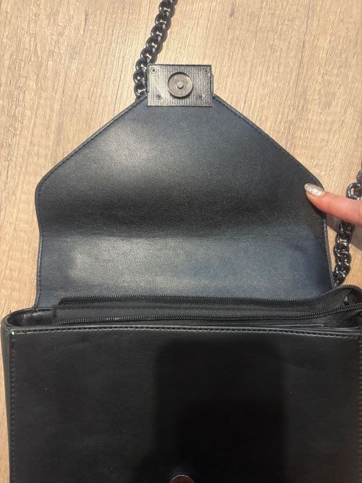 Малка черна чанта