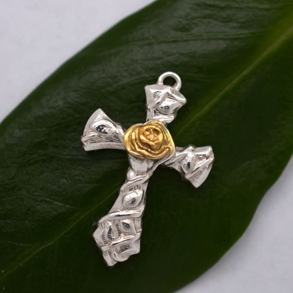 Сребърен медальон кръст 925 с роза – артистичен женски дизайн