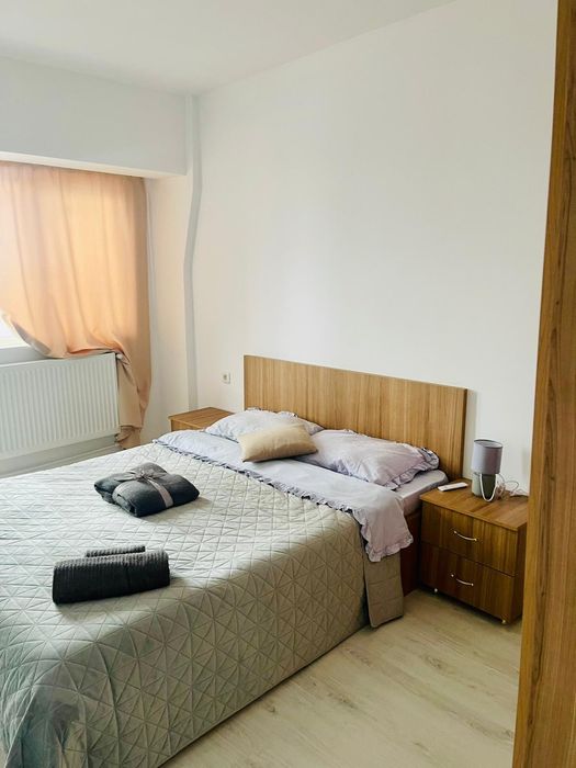 Închiriez apartament 2 camere  pe zi