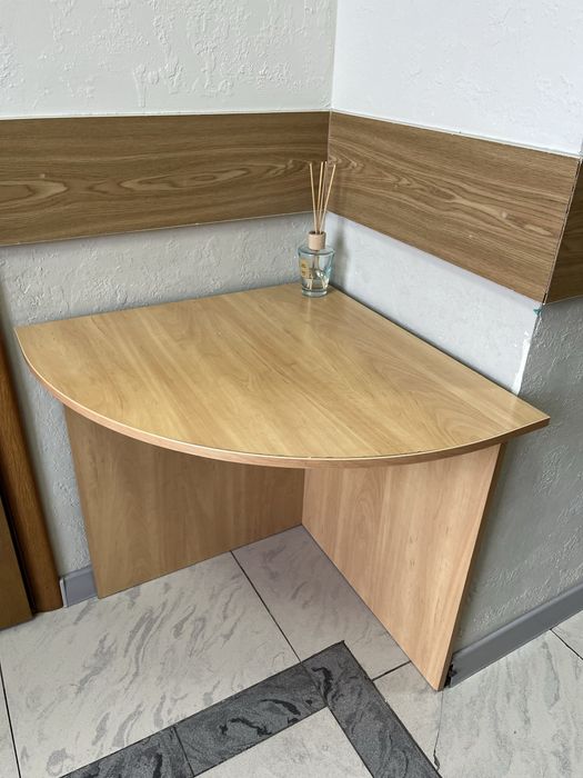 Два угловых стола